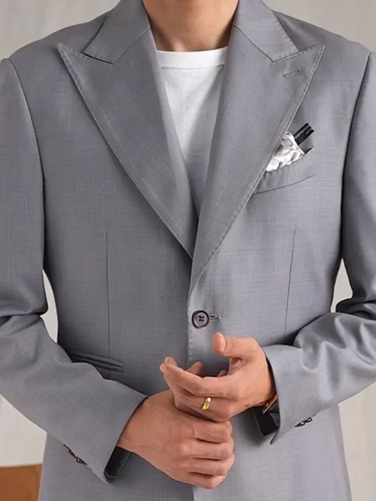 https://cdn.shopify.com/s/files/1/0713/1050/8289/files/business-minimalist-blazers-cross-crown-692549.jpg?v=1754369363